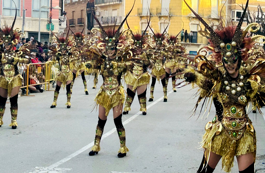 Miles de personas disfrutaron en las calles de Totana de los desfiles del Carnaval infantil y de adultos